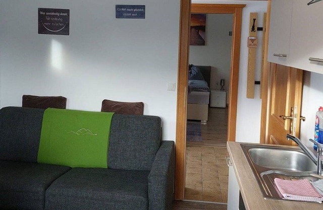 Nice apartment in villa for 4 guests with WIFI, TV, patio, pets allowed and parking