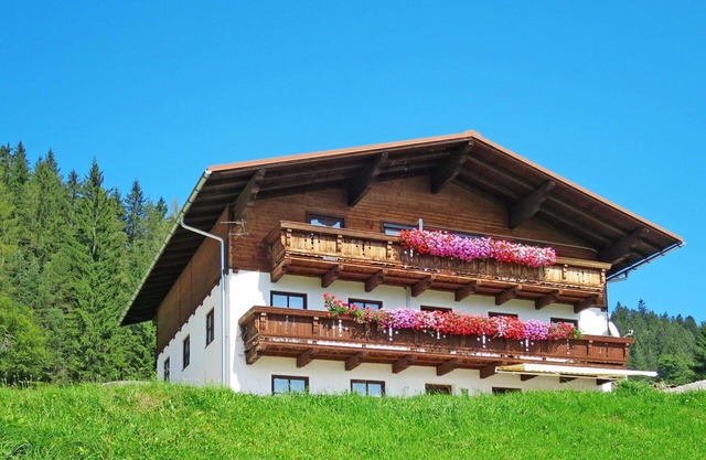 Nice apartment in villa for 4 guests with WIFI, patio, pets allowed, panoramic view and parking