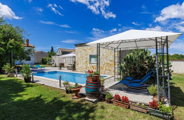 Nice apartment in villa for 6 guests with WIFI, pool, A/C, TV, terrace, pets allowed and parking