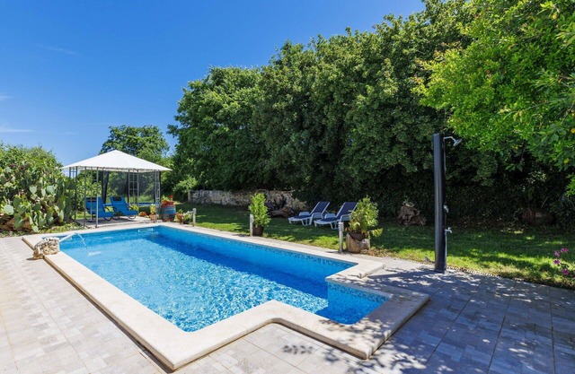 Nice apartment in villa for 4 guests with A/C, WIFI, pool, TV, terrace, pets allowed and parking