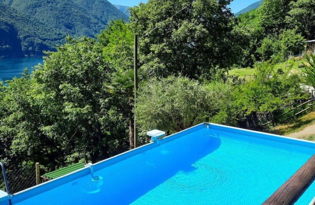 Nice apartment in villa for 4 people with WIFI, pool, TV, patio and pets allowed