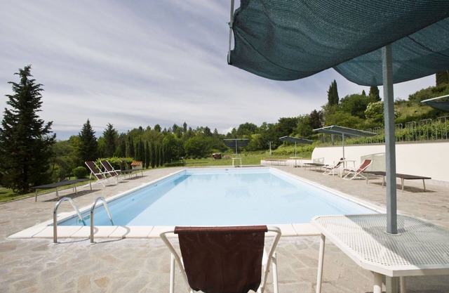 Nice apartment in villa for 4 people with WIFI, pool, patio, pets allowed and parking