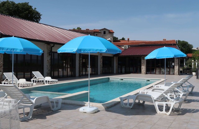 Nice apartment in villa for 6 people with A/C, WIFI, pool, TV, patio and pets allowed