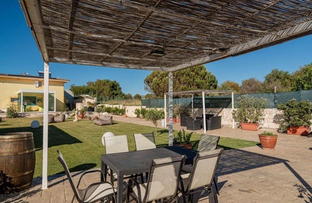 Nice apartment in villa for 11 guests with A/C, WIFI, pool, TV, patio and pets allowed