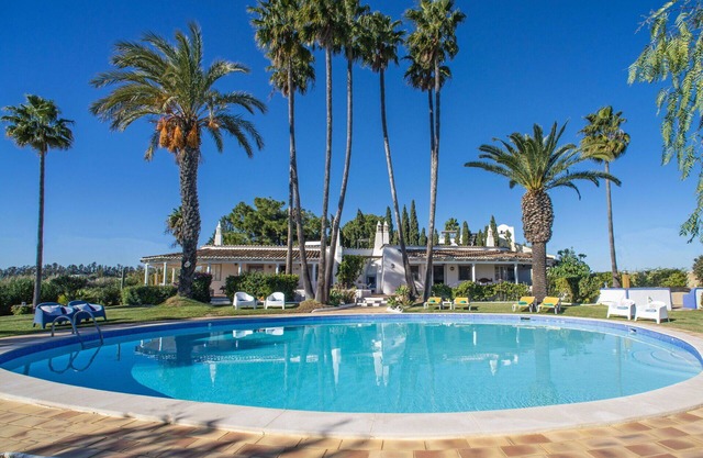 Nice apartment in villa for 4 people with pool, WIFI, TV, terrace and parking