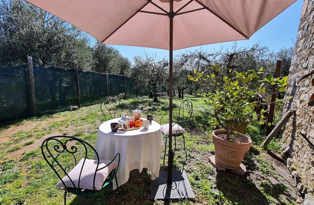 Nice apartment in villa for 2 guests with WIFI, TV, pets allowed and parking, close to Lucca