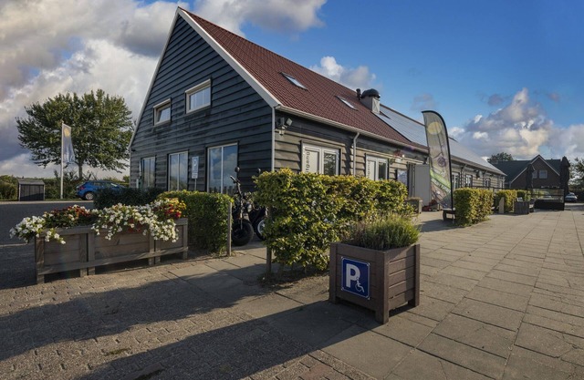 Nice chalet with air conditioning, on a holiday park, 1 km. from the beach