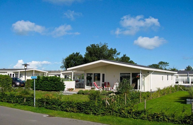 Nice chalet with beach at 600 m.