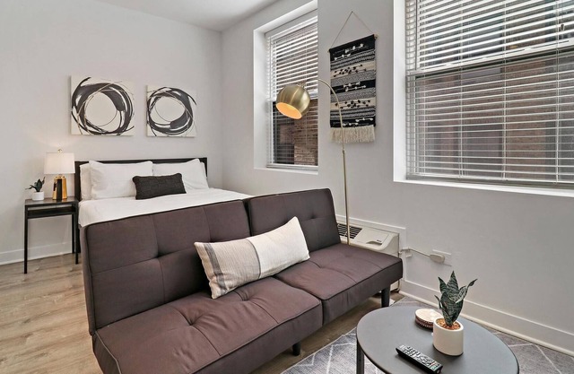 Nice & Comfy Uptown Studio Apt near Shops & Dining