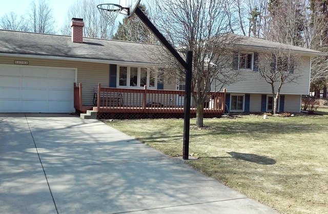 Nice home 4 Mi from the stadium and close to mall