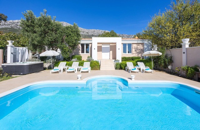 Nice home in Kastel Sucurac with WiFi