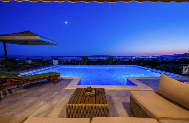 Nice home in Kastel Stari with jacuzzi