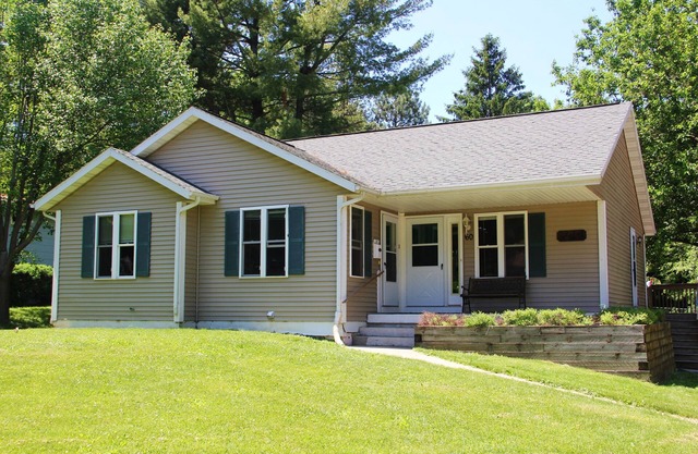Nice house 1500 feet from the Geneva Lakefront