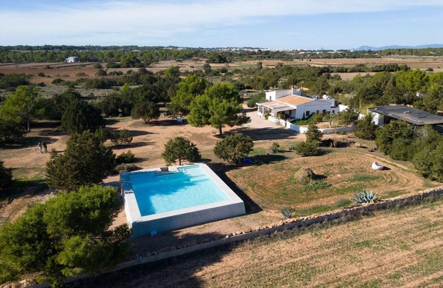 Nice house with pool in a quiet area.