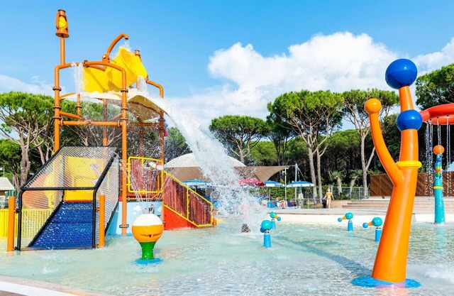 Nice apartment in villa for 4 guests with A/C, WIFI, hot tub, pool, TV, terrace and parking