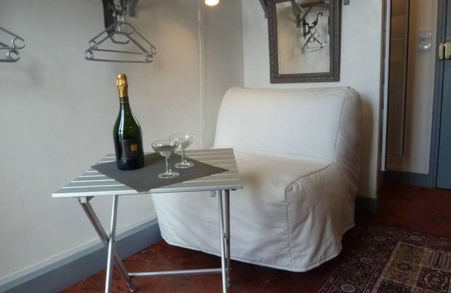 Nice little room in the heart of Paris