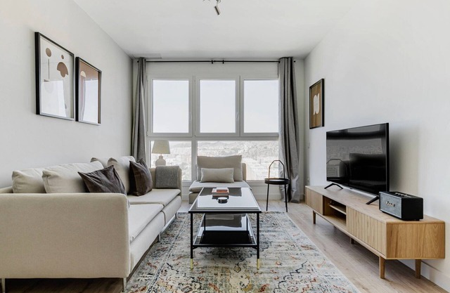 Nice Martiricos-La Roca 2BR w/Gym, Pool, A/C & W/D, by Blueground