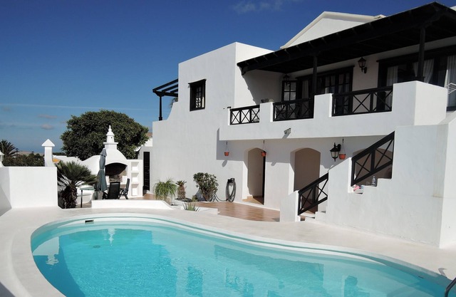 Nice quiet and detached house with pool and views