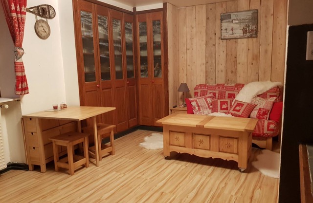 nice studio in the historic heart of Besse