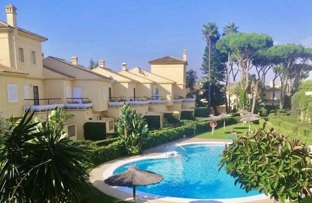 Nice townhouse with swimming pool located in Novo Santi Petri (Calle Galba).