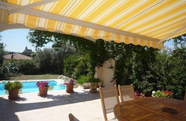 Nice villa, clear view, swimming pool, near Avignon