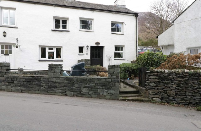 NIGHTINGALE COTTAGE, pet friendly, with open fire in Keswick