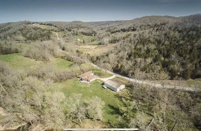 No cleaning fees! Between Branson and Springfield, Sleeps 16! Pet friendly!