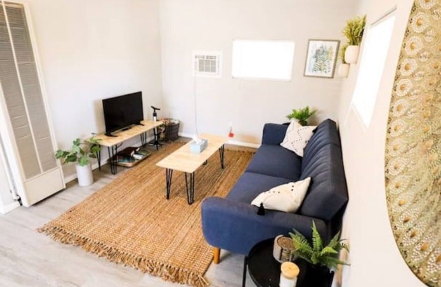Nob Hill/UNM Luxury Remodel Small House/King Beds