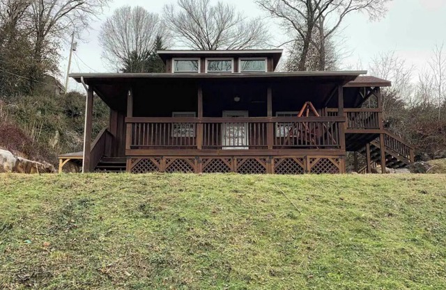Nolichuckey River Cabin with hot tub!