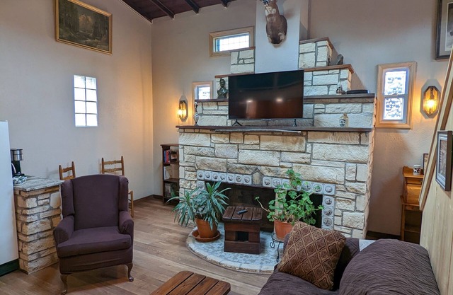 Non Smoking Renovated Historic Stone Cottage, 5min to the Riverwalk .