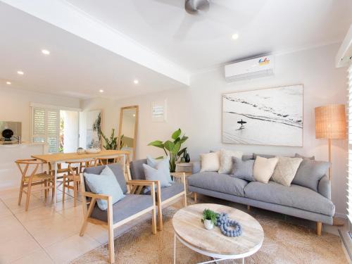 Noosa Parade Townhouse w/Terrace by Stay Noosa