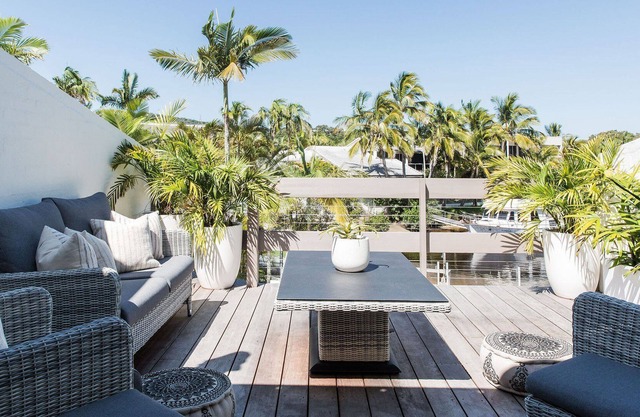 Noosa Terrace 7 - beach, river, pool, cafes & restaurants - location and style.