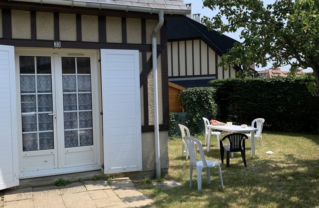Normandy cottage with private garden 80 m2 300 m from the beach in a quiet location