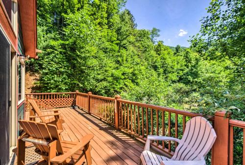 North Carolina Escape with Deck, Grill and Fire Pit!