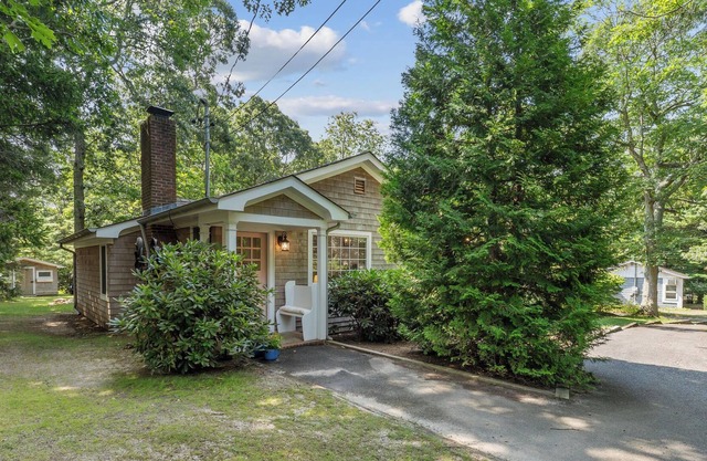 North Fork Beach Cottage in Fleets Neck - walk to Beach and close to Vineyards!