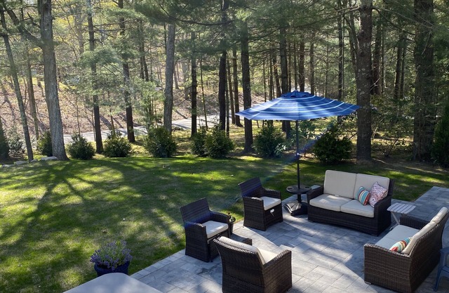 North Fork Vacation Home - Great location, Walk to Beach - with Hot Tub