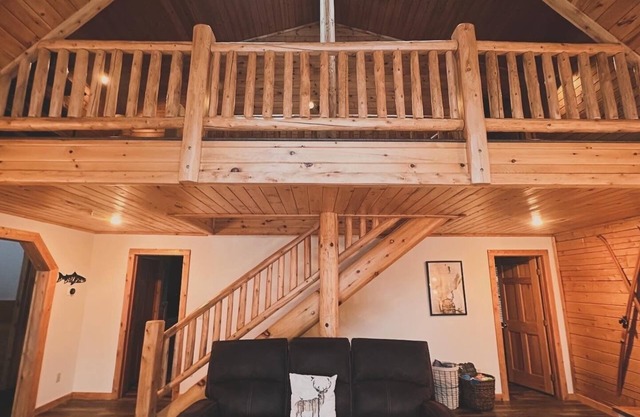 North Pines Lodge Private Hot Tub Private Sauna and hiking trails!