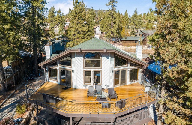 North Shore Lakefront - 6 Bedroom Lakefront - Game Room, Views, AC