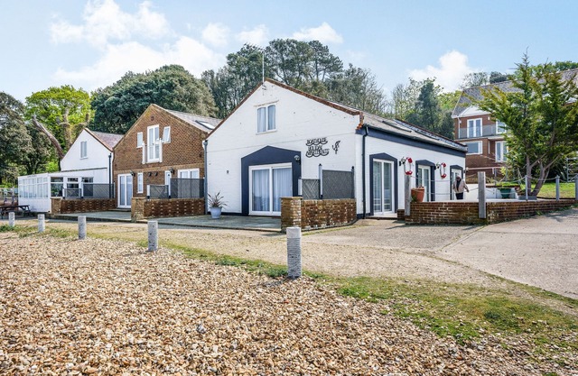 NORTH WEST SEA VIEW NO. 3, pet friendly, with a garden in Yarmouth