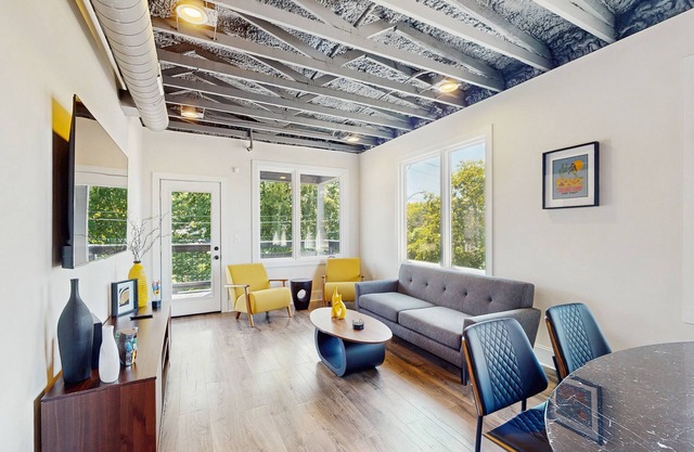 Northshore, upstairs apartment with balcony, full kitchen & pet friendly!