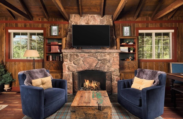 Nostalgic✢Newly Remodeled Cabin w/Hot Tub✢Loft✢Fireplaces