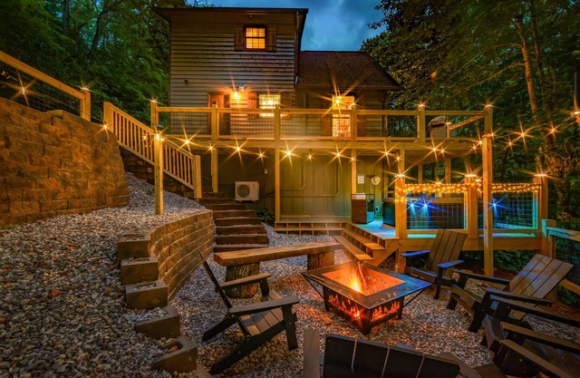 NOT YOUR GRANDMA’S CABIN! Sleeps 10: King Loft, Gaming Room, Hot Tub & Fire Pit!