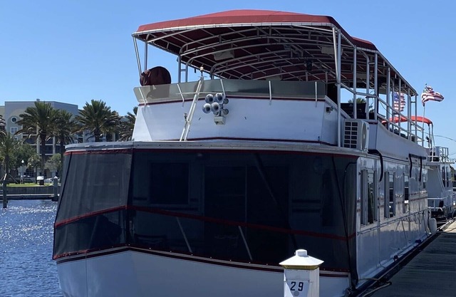 NOT YOUR TYPICAL HOUSEBOAT: 60 FEET OF FUN!