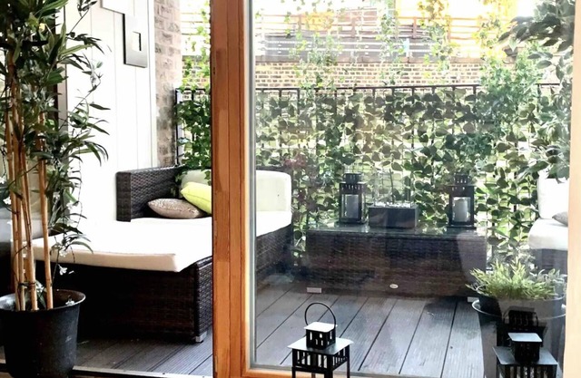 Notting Hill 2-Bed Apt with Balcony, 1 min to Tube