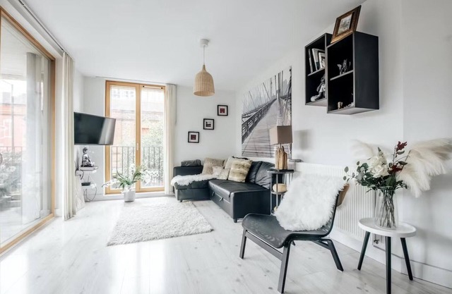 Notting Hill 2-bed Apt With Balcony, 1 min to Tube