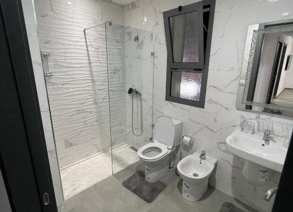 Nouveau complexe avec balcon et piscines prives