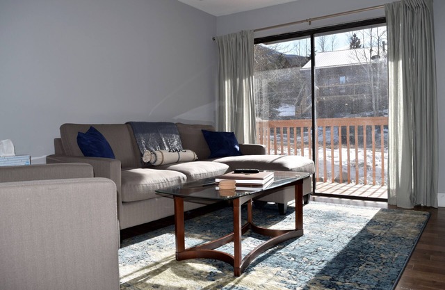 Nouveau Ski Condo: sleeps 4 in two bedrooms just steps from the Georgetown Lake