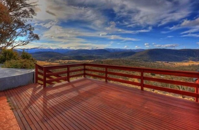 "NOWHERE" Boutique Mountain Lodge ...sleeps max 11