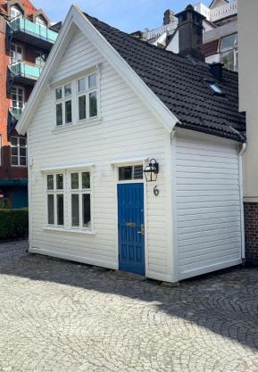Nyrenovert Bergenshus med 2 leiligheter - rolig smau i hjertet av Bergen