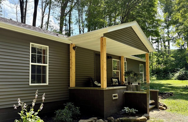 Oak Creek-Hot Tub-Fire Pit-Creekside Exploration area, Secluded
